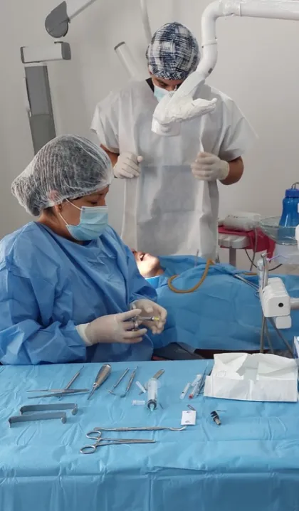 Equipo de Odonto Maoli durante un procedimiento clínico