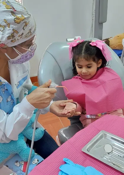 Atención odontopediátrica a una paciente pequeña